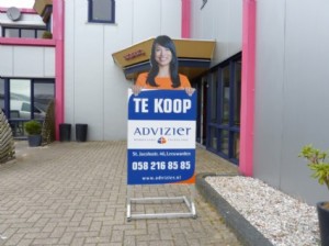 Makelaarsbord staand voor uw bedrijfspand