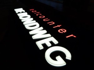 vorm lichtbak met acrylaat letters eatcounter rondweg