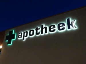 Geborsteld RVS doosletters indirect verlicht op afstandhouders